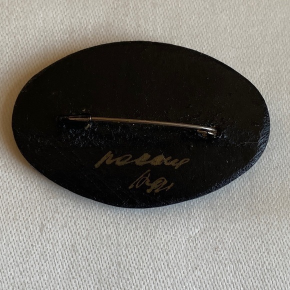 Vintage Russian Black Lacquer Hand Painted Floral Artist Signed Brooch Pin - Picture 3 of 4